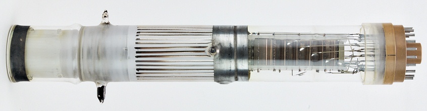 Photomultiplier with an image intensifier mounted on the front end