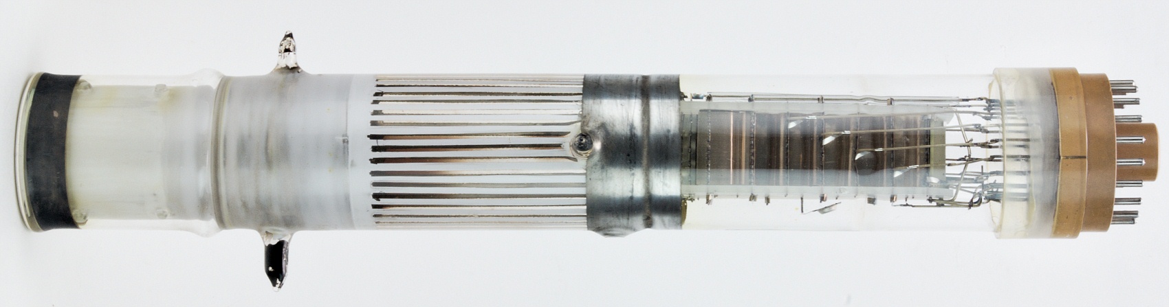 Photomultiplier with an image intensifier mounted on the front end