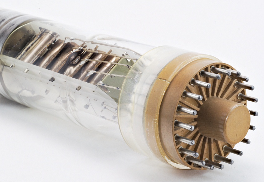 Photomultiplier with an image intensifier mounted on the front end