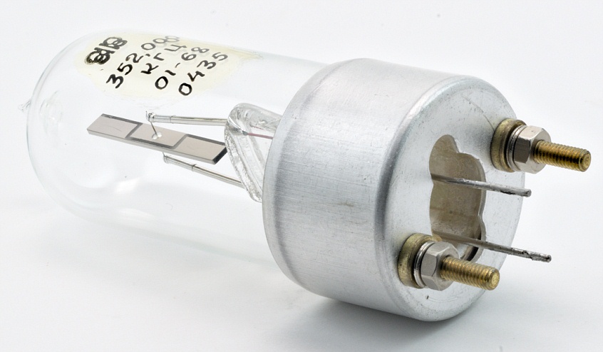 RKE-V-19A 352,000 kHz Quartz Crystal Oscillator