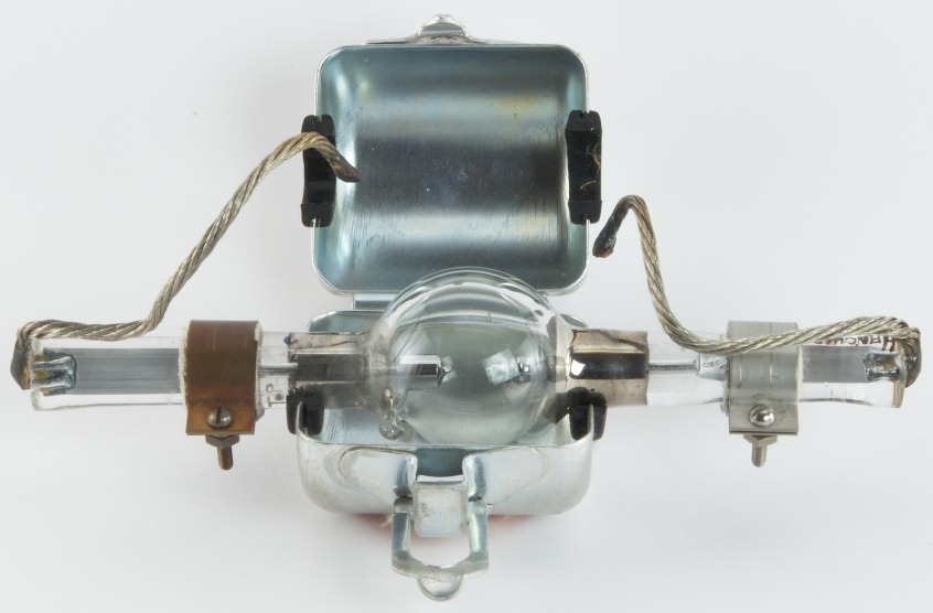 HANOVIA Xenon-Mercury Compact Arc Lamp 528 B-9