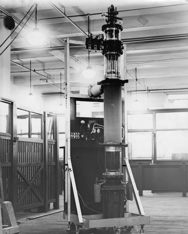 Giant Demountable Tube Operated at the Bell Telephone Laboratories